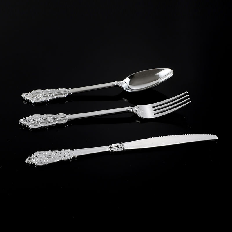 How Does Glossy Metallic Plastic Royal Cutlery Elevate Dining Experience?